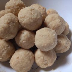 A picture of Urad dal ladoo.