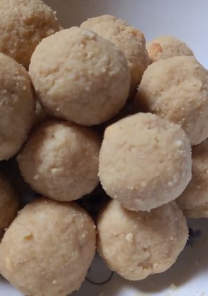 A picture of Urad dal ladoo.