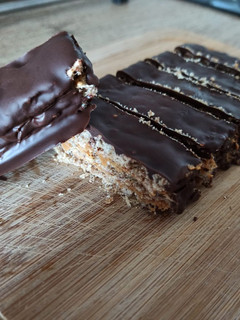 Una foto de Huesitos/kit Kat saludable
