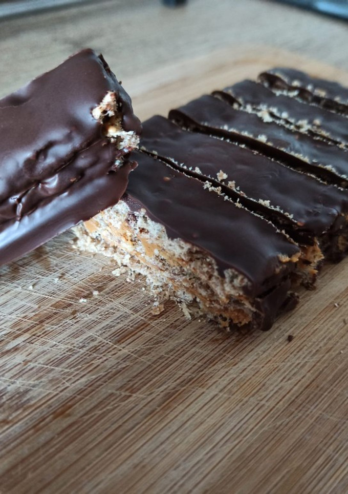 Una foto de Huesitos/kit Kat saludable