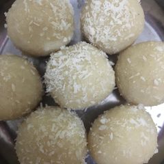 A picture of Coconut ladoo.