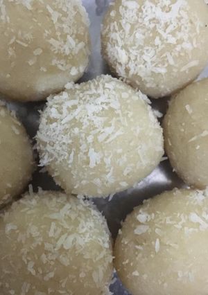 A picture of Coconut ladoo.