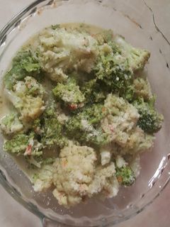Una foto de Brócoli y coliflor a la parmesana