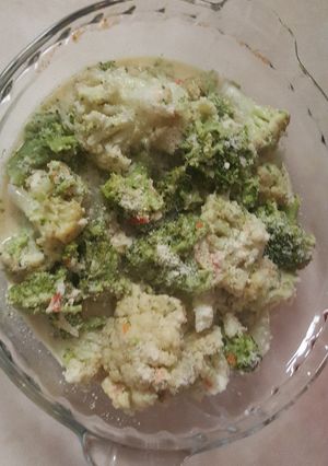 Una foto de Brócoli y coliflor a la parmesana