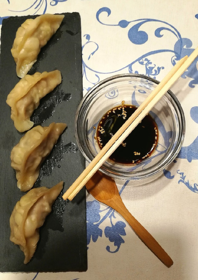 Una foto de Gyozas de cerdo y col 🐷