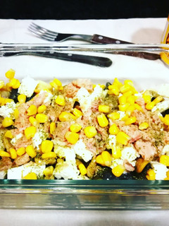 Una foto de Orecchiette arcobaleno bio con atún y queso griego