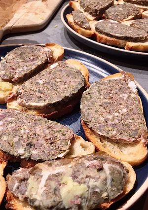 Hình của món Pa Tê Caillette & Bánh Mì Nướng.
