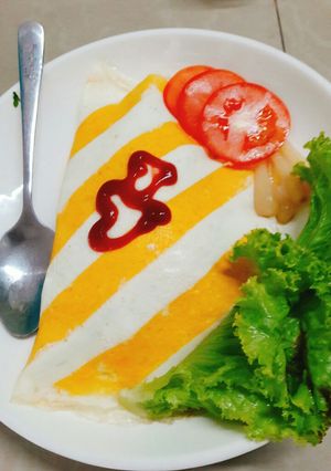 Hình của món Ăn sáng với trứng cuộn cơm.