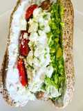 Hotdog con aguacate