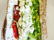 Una foto de hot dog frito