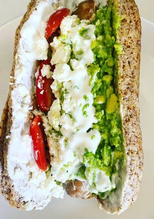 Una foto de Hotdog con aguacate