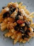 Zita al aglio olio con bacalao, olivas negras y alcaparras