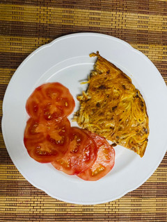 Una foto de Tortilla de fideos de salsa boloñesa