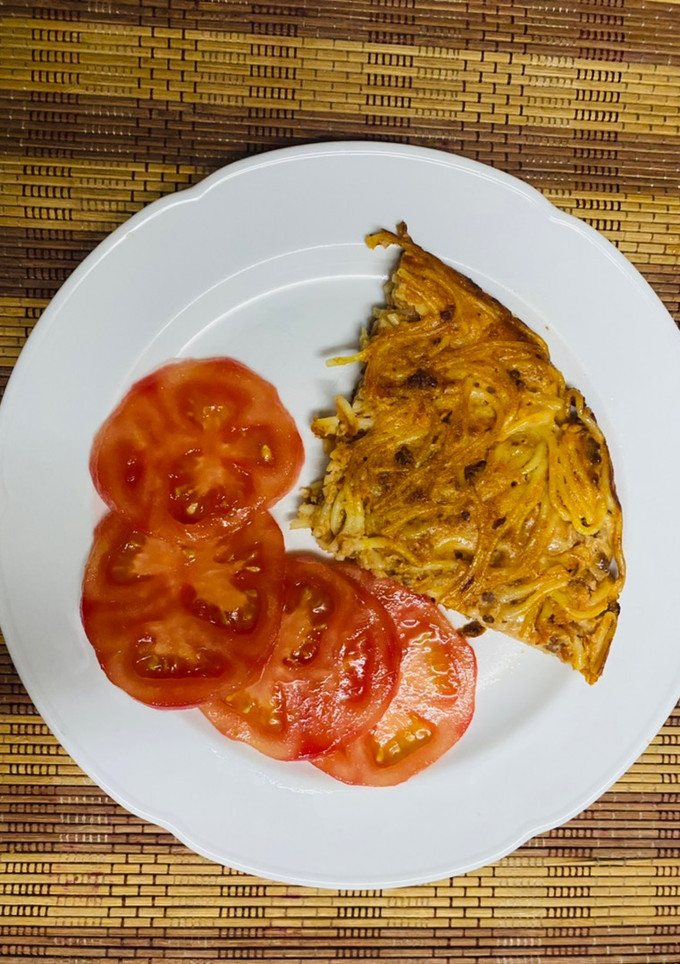 Una foto de Tortilla de fideos de salsa boloñesa