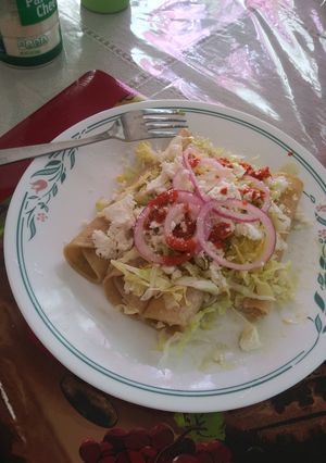 Una foto de Enchiladas verdes a mi estilo