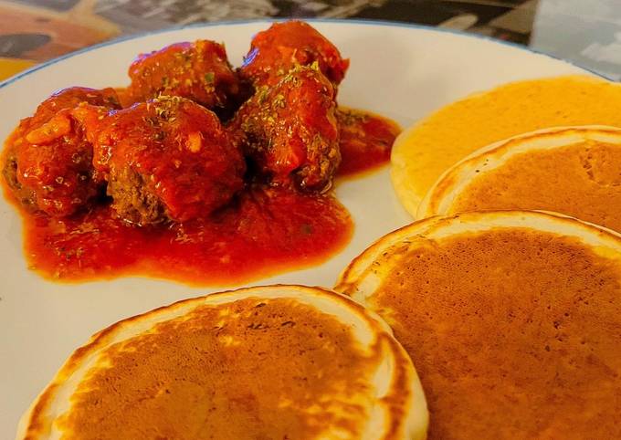 Polpette di carne al pomodoro con pancake al farro