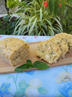 Una foto de Budín salado de pollo y albahaca