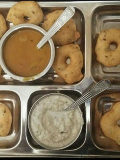 મેંદુ વડા (Medu Vada Recipe In Gujarati) રેસીપી મુખ્ય ફોટો