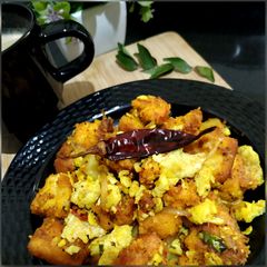 A picture of Bread Upma with Scrambled egg.