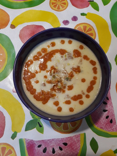 Una foto de Ajoblanco con germinado de fenogreco y salsa diablo