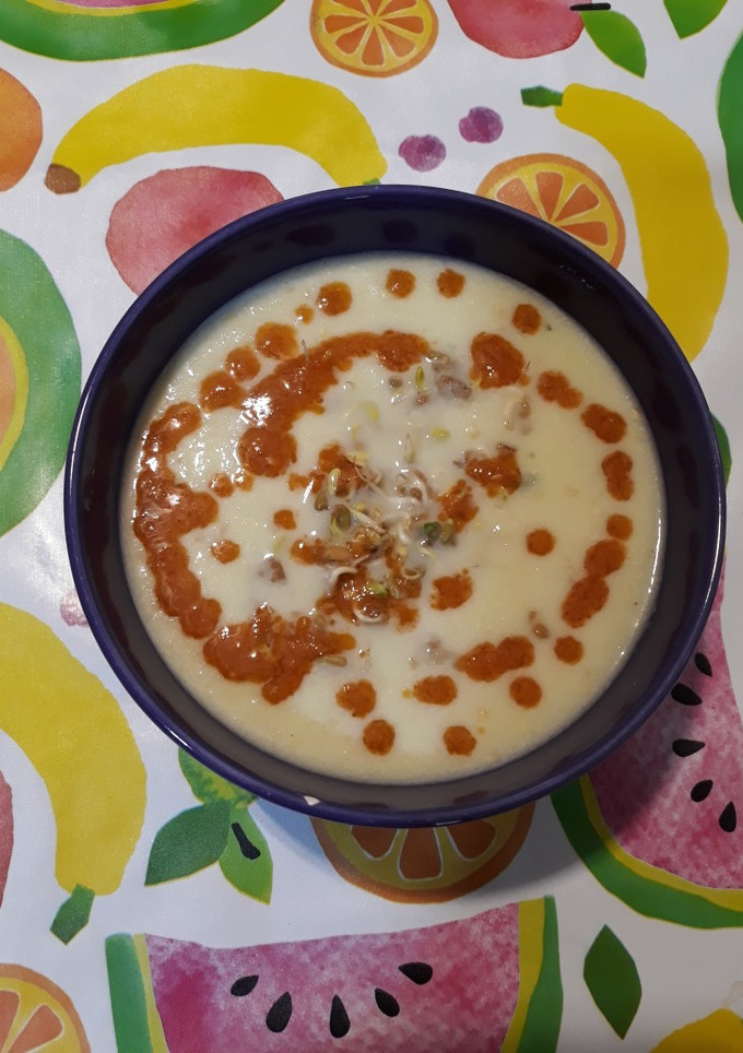 Una foto de Ajoblanco con germinado de fenogreco y salsa diablo