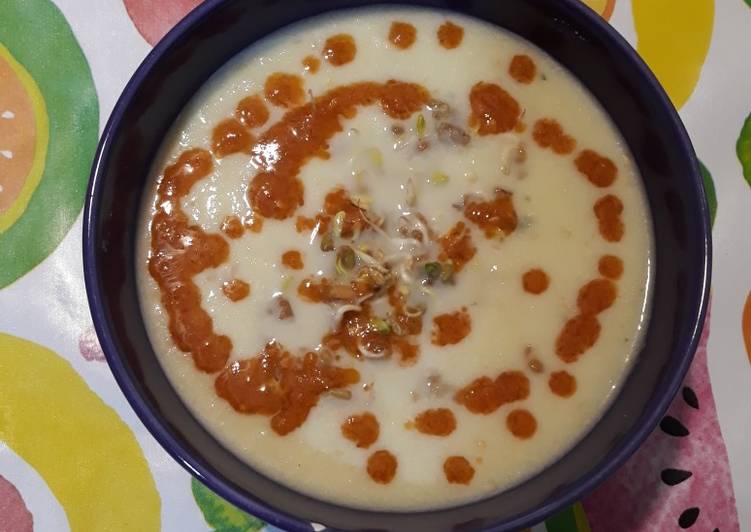Ajoblanco con germinado de fenogreco y salsa diablo