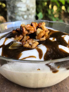 Una foto de Helado de banana split vegano