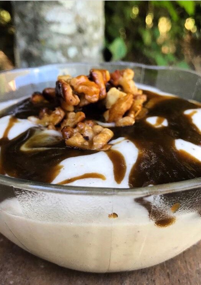 Una foto de Helado de banana split vegano