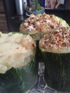Una foto de Calabacín relleno de salsa blanca y queso...🙄🥒🌰🧀