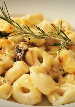 Una foto de Tortellini con Berenjena en Salsa Blanca al gratín