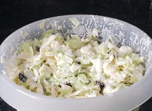 Foto de Salada de Repolho com Abacaxi, Maionese e Passas