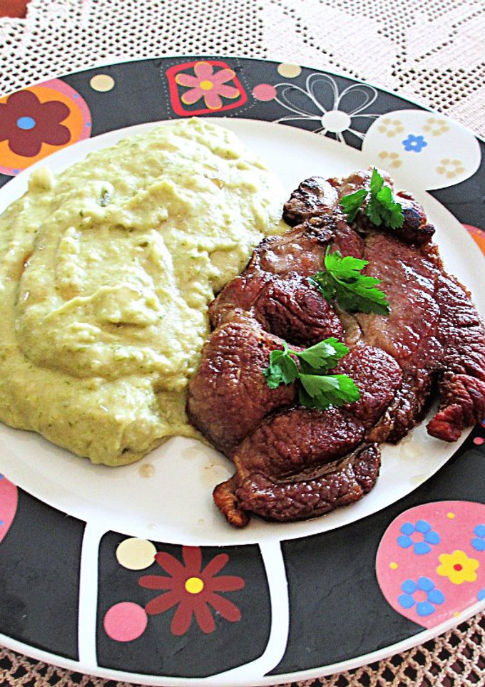 Una foto de Filete de cerdo con puré de verduras