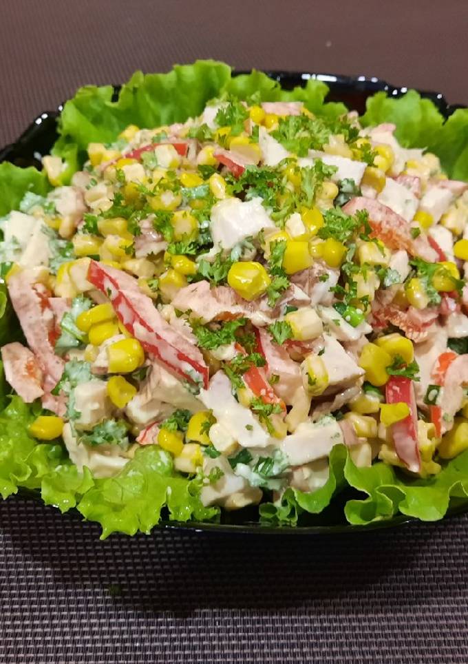 Салат з копченою куркою, кукурудзою та болгарським перцем