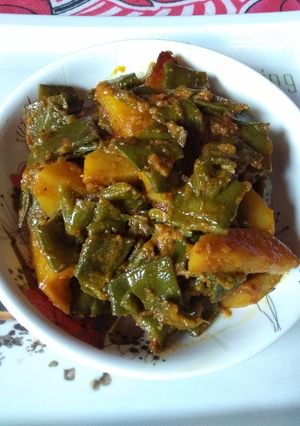 A picture of Sim aloo (masala beans).