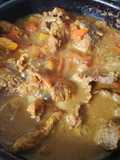 Bistec de carne encebollado