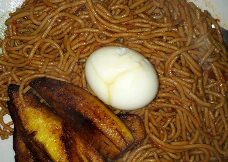 Spaghetti with fried plantain and egg