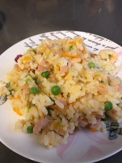 Una foto de Arroz tres delicias con gambas