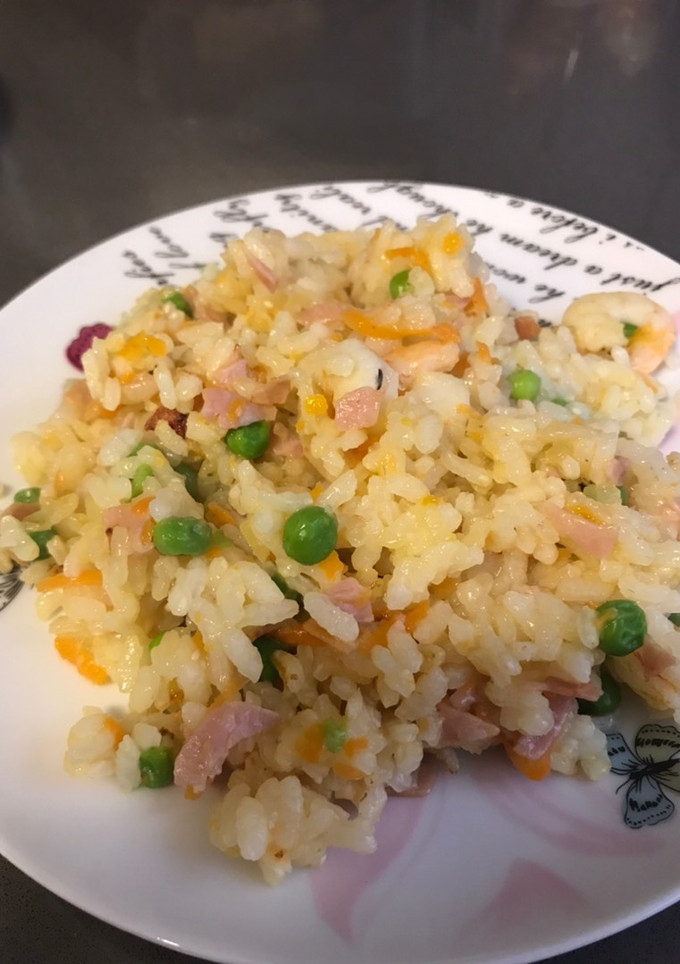 Una foto de Arroz tres delicias con gambas