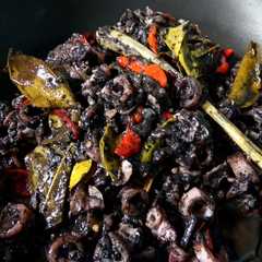 A picture of Cumi tumis masak hitam.
