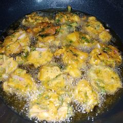 A picture of Palak pakoray.
