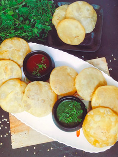 उड़द दाल की खस्ता कचौड़ी (udad dal ki khasta kachodi recipe in Hindi) रेसिपी मुख्य फोटो