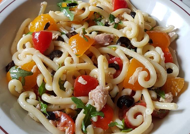 Pasta fredda con pomodorini datterino e tonno