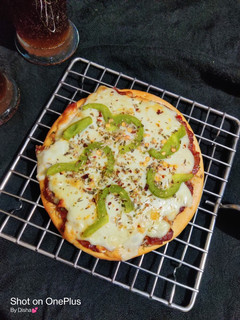 ગાર્લીક પીઝા (Garlic Pizza Recipe in Gujarati) રેસીપી મુખ્ય ફોટો