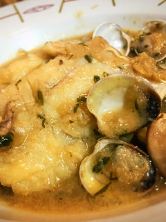 Una foto de Bacalao en salsa verde con almejas y calamar