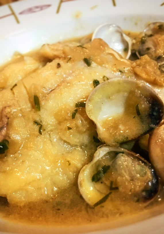 Una foto de Bacalao en salsa verde con almejas y calamar