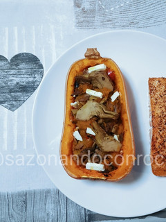 Una foto de Calabaza rellena de verduras y queso feta