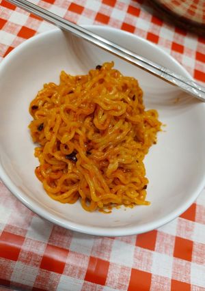 Gyors ázsiai csípős tészta recept fotója