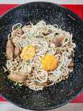 Cazuela de setas con gulas y huevo
