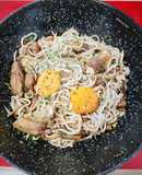 Cazuela de setas con gulas y huevo