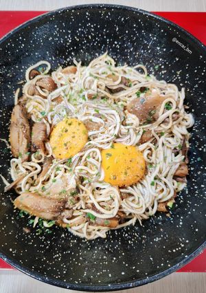 Una foto de Cazuela de setas con gulas y huevo